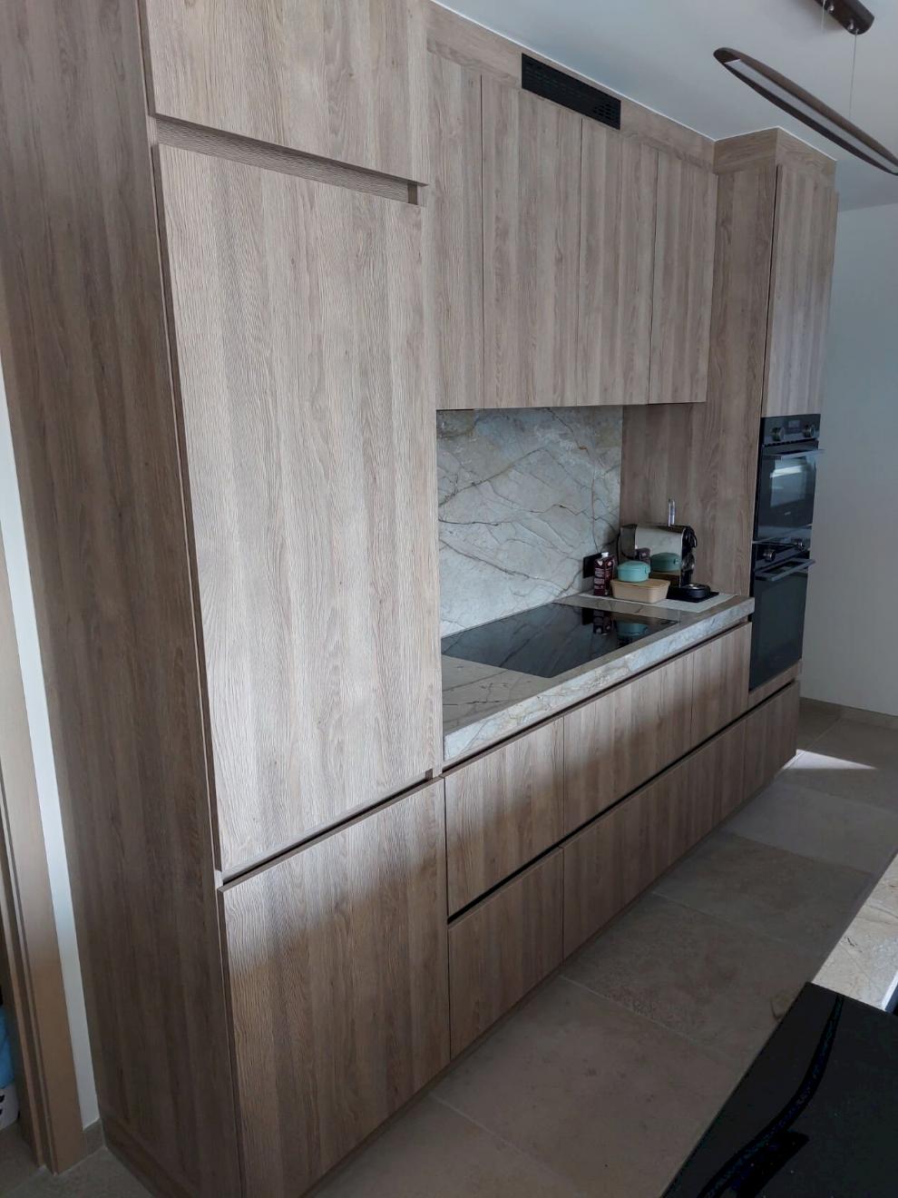 Keukenwand houtlook en marmerlook werkblad Keukenwand houtlook en marmerlook werkblad
